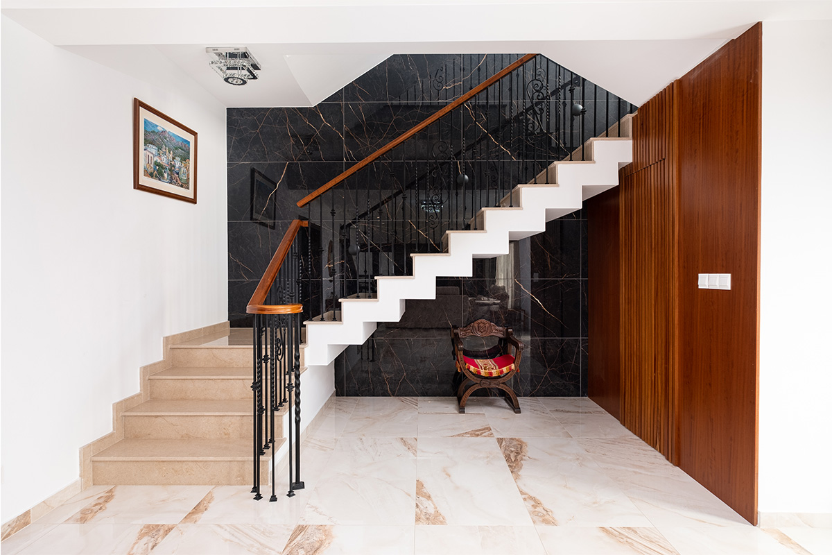 supremer-noir-laurent-onyx-floor-and-wall-tiles-60x120-staircase-larnaca-studio-bagno